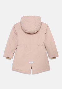 Parka rosa chiaro con cappuccio, caratterizzata da una vita segnati, dettagli sui polsini marroni e uno spacco sulla schiena, realizzata in un tessuto liscio e resistente all'acqua.