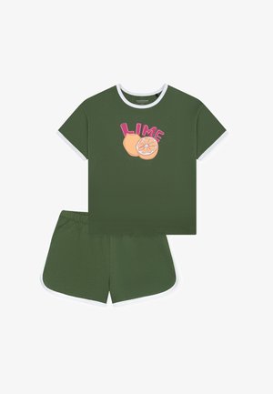 Dunkelgrünes Set aus kurzärmeligem Oberteil und Shorts mit weißem Besatz, das Oberteil zeigt eine Grafik einer Limette und das Wort "LIME" in pinken Buchstaben.