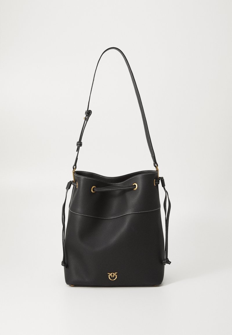 Sac seau en cuir noir avec bandoulière réglable, fermeture à cordon et petit emblème doré en bas au centre.