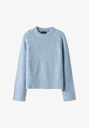 Pull à col rond en maille bleu clair, avec de longues manches et un ourlet légèrement court.