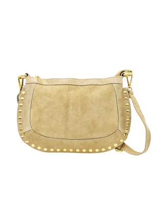 Sac à épaule en daim beige avec des clous dorés le long des bords, une quincaillerie dorée et une bandoulière amovible sur fond blanc.