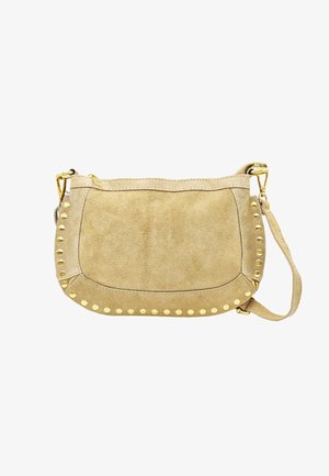 Sac à épaule en daim beige avec des clous dorés le long des bords, une quincaillerie dorée et une bandoulière amovible sur fond blanc.
