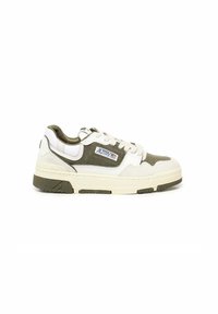 Sneaker a bassa altezza con pannelli in suede bianco e verde oliva, suola color crema, lacci bianchi e patch con il logo "Autry" sul lato.