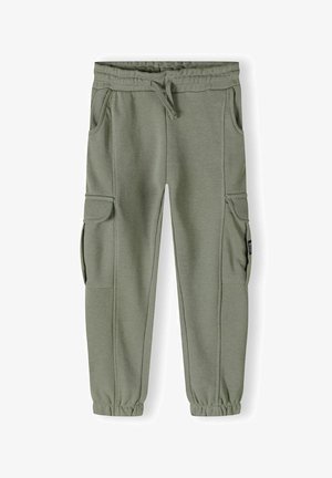 Cargo hlače iz olivno zelene tkanine z elastičnim pasom. Imajo žepe na straneh in elastične manšete na gležnjih.