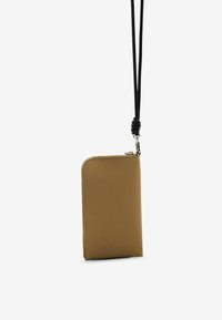 Portafoglio in pelle color tan con design slim, dotato di una tracolla nera regolabile con dettagli in gomma e una chiusura con zip in argento.