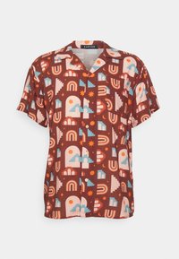 Lyhythihainen ruskea paita, jossa on värikkäitä kuvioita kaarista, tähdistä ja geometrisista muodoista pinkillä, sinisellä ja oranssilla. Kevyt kangas.