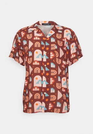 Chemise à manches courtes marron ornée de motifs colorés d'arcs, d'étoiles et de formes géométriques en rose, bleu et orange. Tissu léger.