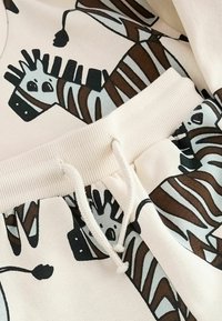 Next ALL OVER CHARACTER AND JOGGERS SET - Træningssæt - ecru zebra