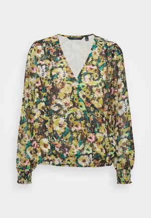 Blouse florale avec un décolleté en V profond et des manches longues bouffantes. Confectionnée en tissu léger et transparent avec un motif floral multicolore sur un fond sombre.