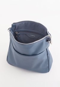 Niebieska torebka skórzana o teksturowanym wykończeniu, z zamkiem błyskawicznym i wewnętrzną kieszenią. Miękki kształt z luźnym designem i subtelnym logo.