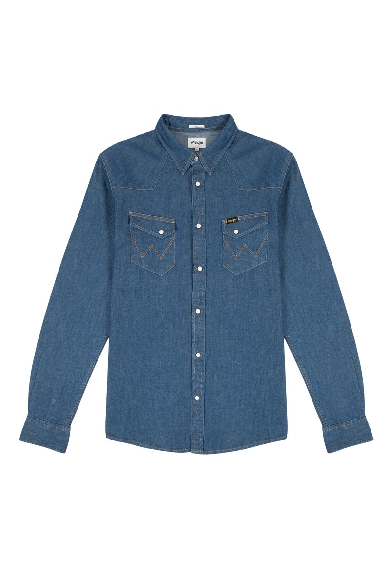 Camisa de mezclilla en azul medio con cuello puntiagudo, cierre de botones, dos bolsillos en el pecho y detalles de costura en contraste. Mangas largas.