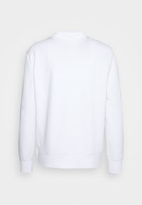 Sudadera blanca con mangas largas, cuello redondo y puños acanalados. Textura suave, color sólido, sin patrones ni acentos visibles. Se muestra la vista trasera.