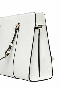 Borsa a mano in pelle bianca con piping nero, forma strutturata e tracolla regolabile. Presenta dettagli in metallo dorato e una chiusura con zip sulla parte superiore.