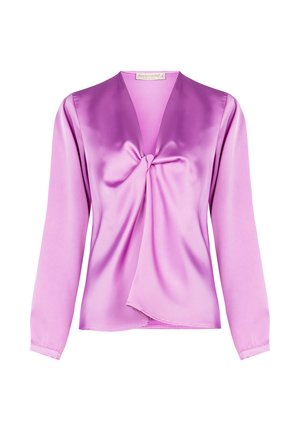 Langärmlige Lavendel-Satinbluse mit verdrehtem Knoten Detail an der Vorderseite und einem V-Ausschnitt.