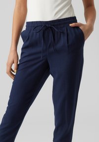 Vero Moda VMJESMILO ANKLE GA - Pantalones deportivos - navy blazer