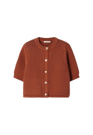 Cardigan bébé tricoté couleur rouille avec cinq boutons sur le devant et manches courtes, motif de points texturé, et encolure ronde.