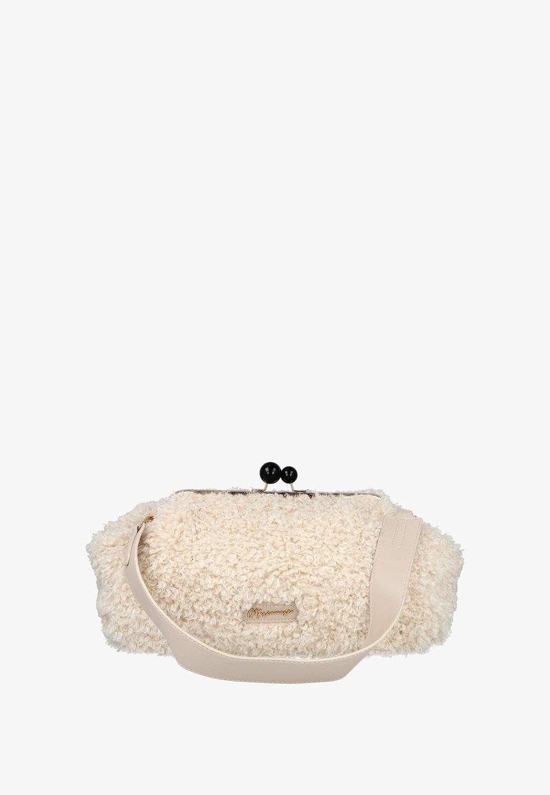 Bolso de mano esponjoso color crema con una amplia correa beige y cierre de gancho negro en la parte superior, con una pequeña etiqueta metálica de la marca en el centro frontal.