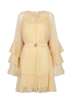 Robe jaune pâle transparente avec manches évasées à volants, encolure ronde avec lien et ceinture assortie à boucle dorée à la taille.