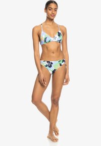 Bikini multicolor con un estampado floral en azul, verde y blanco. La parte superior tiene forma triangular con tirantes finos, y la parte inferior es de talle bajo.