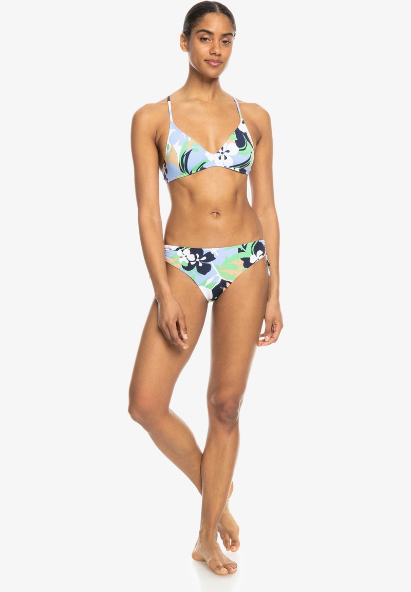 Bikini multicolor con un estampado floral en azul, verde y blanco. La parte superior tiene forma triangular con tirantes finos, y la parte inferior es de talle bajo.