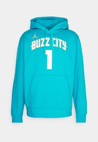 Sweat à capuche bleu sarcelle avec "Buzz City" et numéro 1 en blanc sur le devant, arborant le logo de la marque Jordan en or au-dessus du texte.
