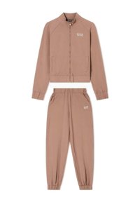 Chándal deportivo marrón que incluye una chaqueta con cremallera y dos bolsillos, y pantalones con cintura elástica, ambos con acentos de logo y puños acanalados.