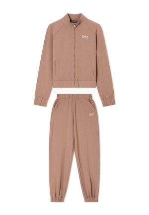 Tuta sportiva marrone composta da giacca con zip, due tasche e pantaloni con vita elasticizzata, entrambi con dettagli del logo e polsini a costine.