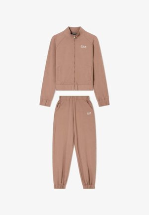 Chándal deportivo marrón que incluye una chaqueta con cremallera y dos bolsillos, y pantalones con cintura elástica, ambos con acentos de logo y puños acanalados.