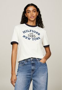 Tommy Hilfiger VARSITY RINGER - T-shirt imprimé - ancient white