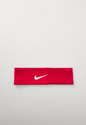 Rotes Stoffhaarband mit einem auffälligen weißen Nike-Swoosh-Logo, entworfen für sportliche Anwendungen. Glatte Textur und länglich rechteckige Form.