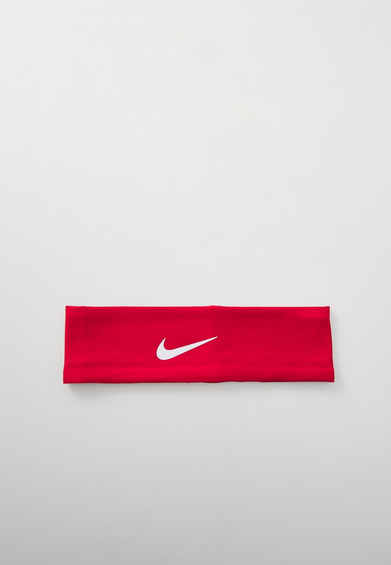 Crvena tkanina traka za glavu s istaknutim bijelim Nike swoosh logom, dizajnirana za atletsku upotrebu. Glatka tekstura i izduženi pravokutni oblik.