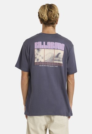 Granatowy t-shirt z grafiką, na plecach duży napis "Billabong" oraz cztery zdjęcia przedstawiające oceaniczne fale i deski surfingowe.