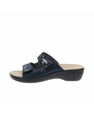 Sandalia azul marino con puntera abierta, dos correas ajustables, plantilla texturizada y tacón cuña bajo para mayor comodidad y soporte.