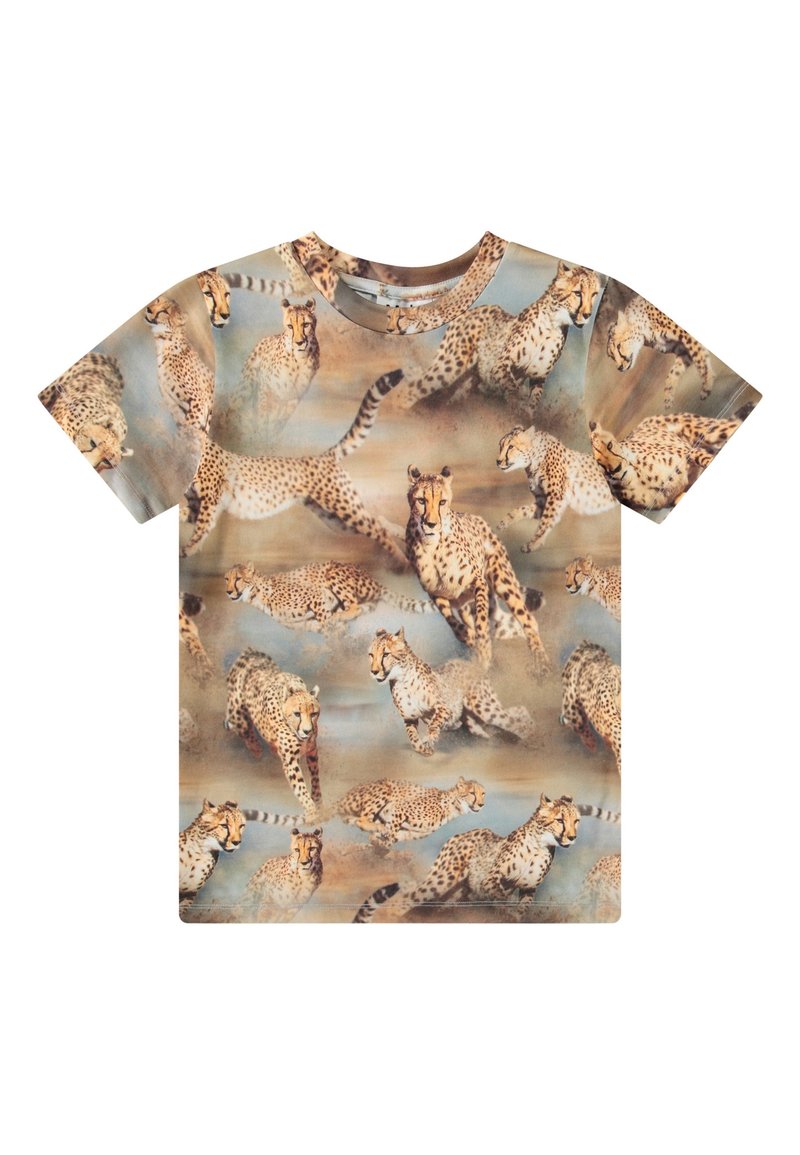 Kurzärmliges T-Shirt aus Stoff mit einem fotografischen Druck von laufenden Geparden, vor einem mehrfarbigen beige- und braunfarbigen Hintergrund.