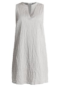 Vestido sin mangas de color gris claro con una tela texturada y arrugada, que presenta un diseño de tipo pullover y un pequeño escote en V.