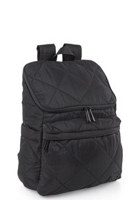 Mochila acolchada negra con cierre de solapa, bolsillo frontal con cremallera y correas ajustables duales. Tejido texturizado con detalles de hardware mínimos.