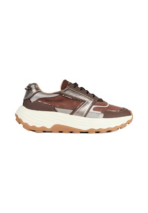 Baskets en cuir marron et métallisé avec une semelle blanche épaisse et une semelle en gomme, avec fermeture à lacets à l’avant et détails cousus sur les panneaux.