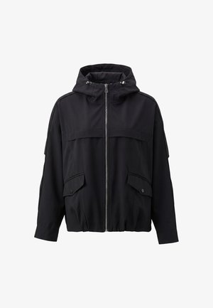 Schwarze Kapuzenjacke mit Frontreißverschluss, verstellbaren Kordeln an der Kapuze, langen Ärmeln und zwei Klappentaschen mit Knöpfen vorne.
