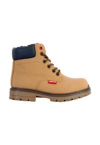 Botte de randonnée en cuir tan avec un revers bleu marine, des lacets marron, des œillets rouges et une semelle en caoutchouc robuste conçue pour l'adhérence. Logo Levis visible.