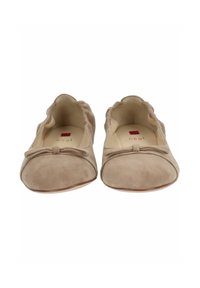 Ballerine in suede beige con punta arrotondata, bordi arricciati e un fiocco decorativo sul davanti. Suola piatta e design minimalista.