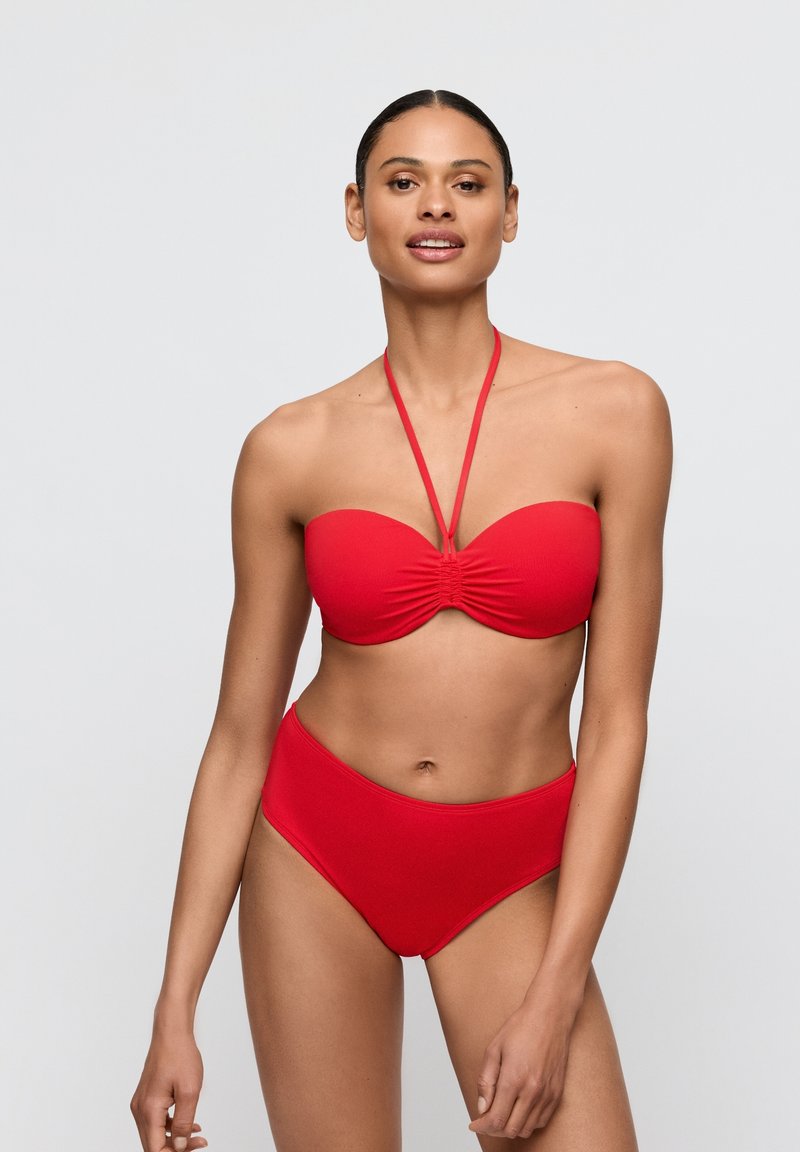 Set bikini rosso composto da un top senza spalline con dettaglio arricciato e slip a vita alta. Tessuto liscio con colore uniforme.