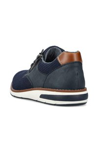 Scarpe blu navy con tomaia in rete, dettagli in pelle e chiusura con cerniera. Suola bianca e blu navy con rifiniture marroni sul tallone.