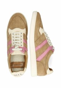 Braune Wildledersneaker mit rosafarbenen Lederstreifen, beigen Akzenten und einer strukturierten, gelochten Zehenpartie. Weiße Schnürsenkel und eine Gummisohle vervollständigen das Design.