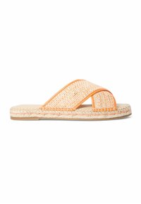 Sandale à enfiler avec des brides tressées couleur fauve croisant le pied et semelle en jute tissé avec une base en caoutchouc antidérapante.