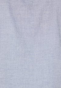 Tessuto intrecciato di colore blu chiaro con un fine motivo testurizzato. Il materiale appare liscio e leggero, adatto per vari progetti di cucito.