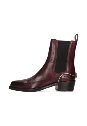 Bottine en cuir bordeaux avec panneau latéral élastique, bout rond, petit talon et accent métallique sur le talon. Texture lisse.
