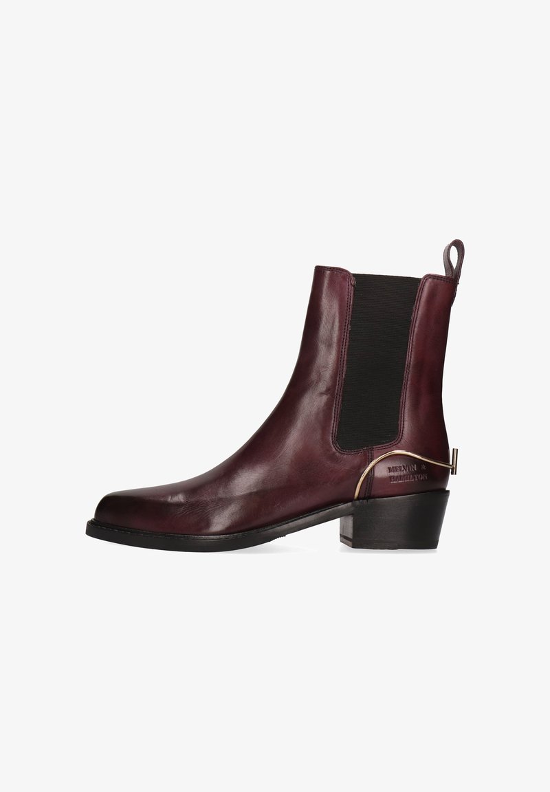 Bottine en cuir bordeaux avec panneau latéral élastique, bout rond, petit talon et accent métallique sur le talon. Texture lisse.