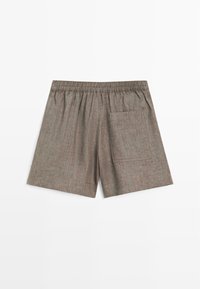Bruine short van linnenmix met een elastische tailleband en een enkele vierkante zak op de rechterzijde, plat gelegd op een witte achtergrond.