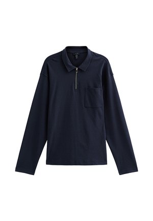 Polo de manga larga azul marino, confeccionado en una suave tela, que cuenta con un cuello con media cremallera, un bolsillo en el pecho y un diseño de corte relajado.