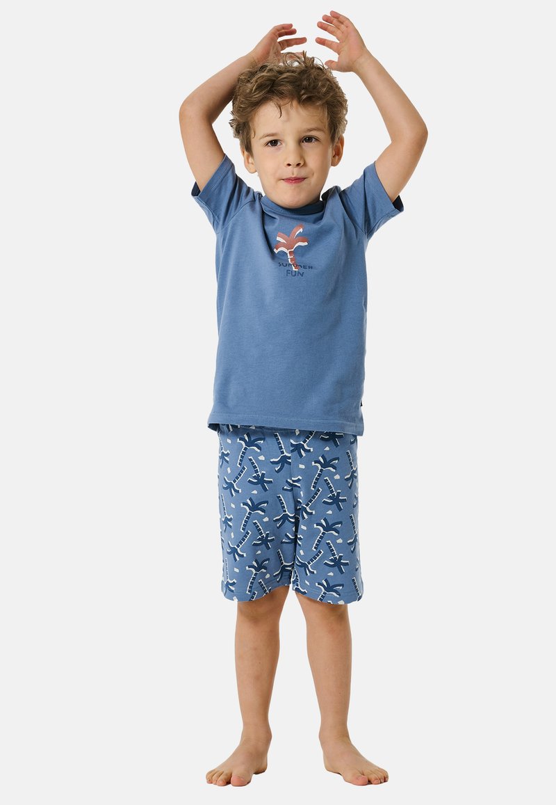 Conjunto de camiseta azul y pantalones cortos de pijama para niños. Camiseta con un diseño en rojo y negro; los pantalones cortos presentan un patrón de animales en blanco y azul. Tela de algodón.
